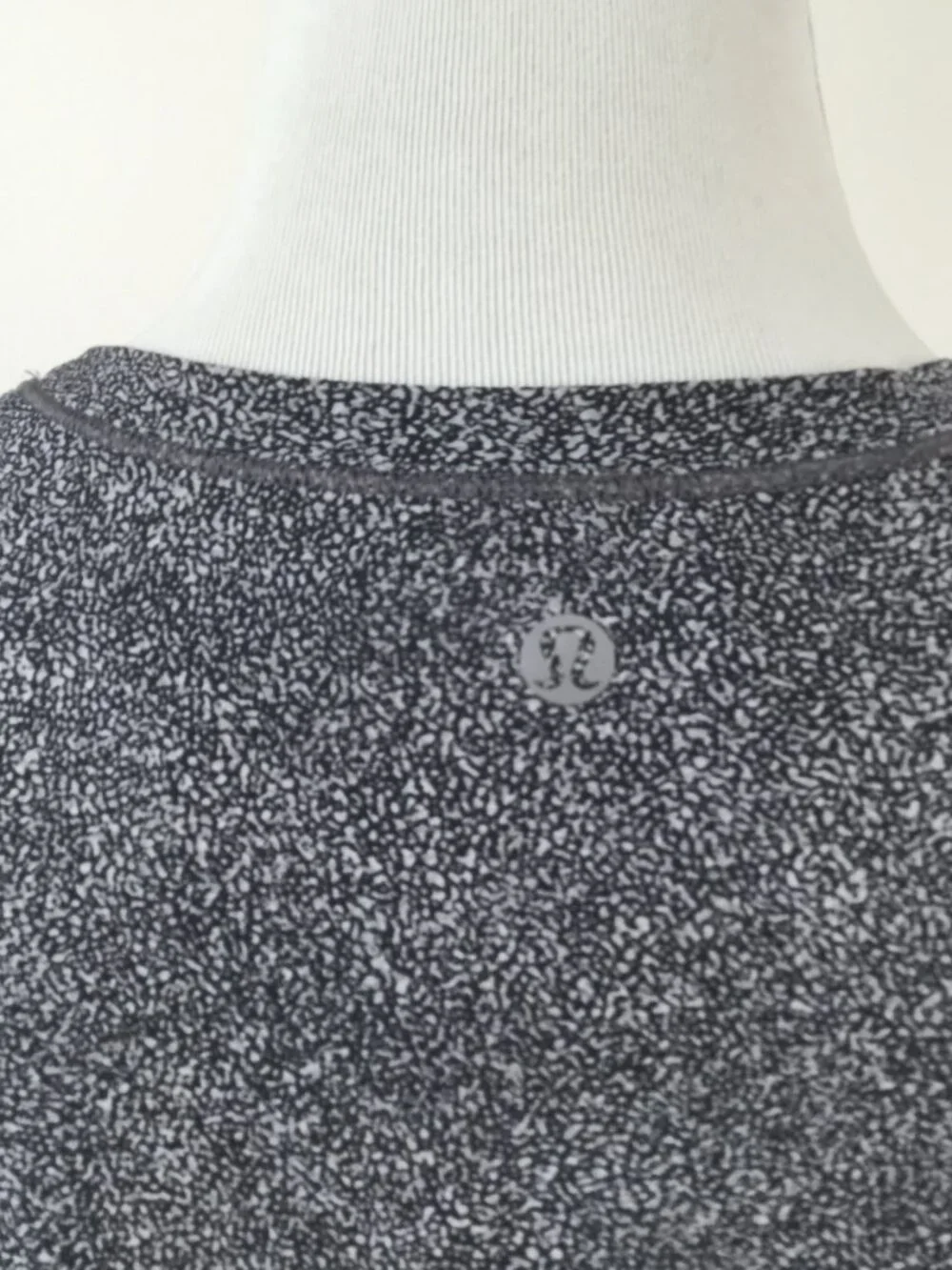 Lululemon Tshirt 6 - Picture 4 of 6